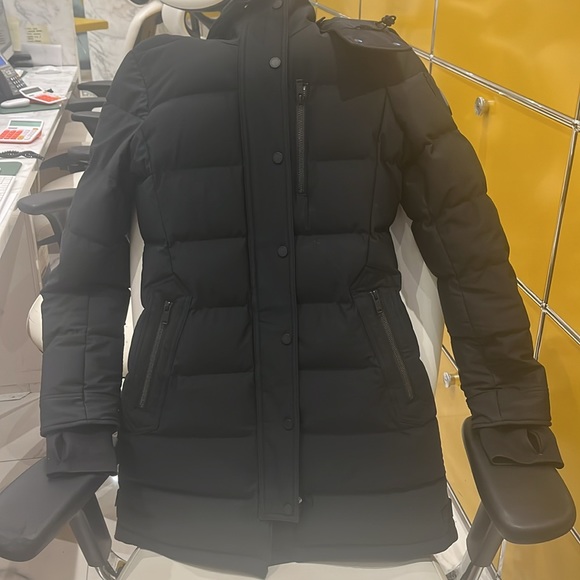 Women Moose Knuckles parka - Picture 6 of 10